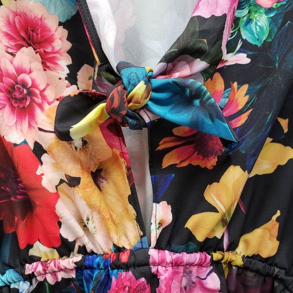 BEBE Women's Floral Colorful Vibrant Tie Front Romper XS/TP EUC Spring Summer - Picture 8 of 11